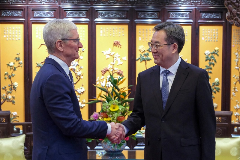 430284-tim-cook-and-20-other-ceos-met-chinas-premier | تیم کوک و ۲۰ مدیر دیگر صنعت فناوری با نخست‌وزیر چین دیدار کردند