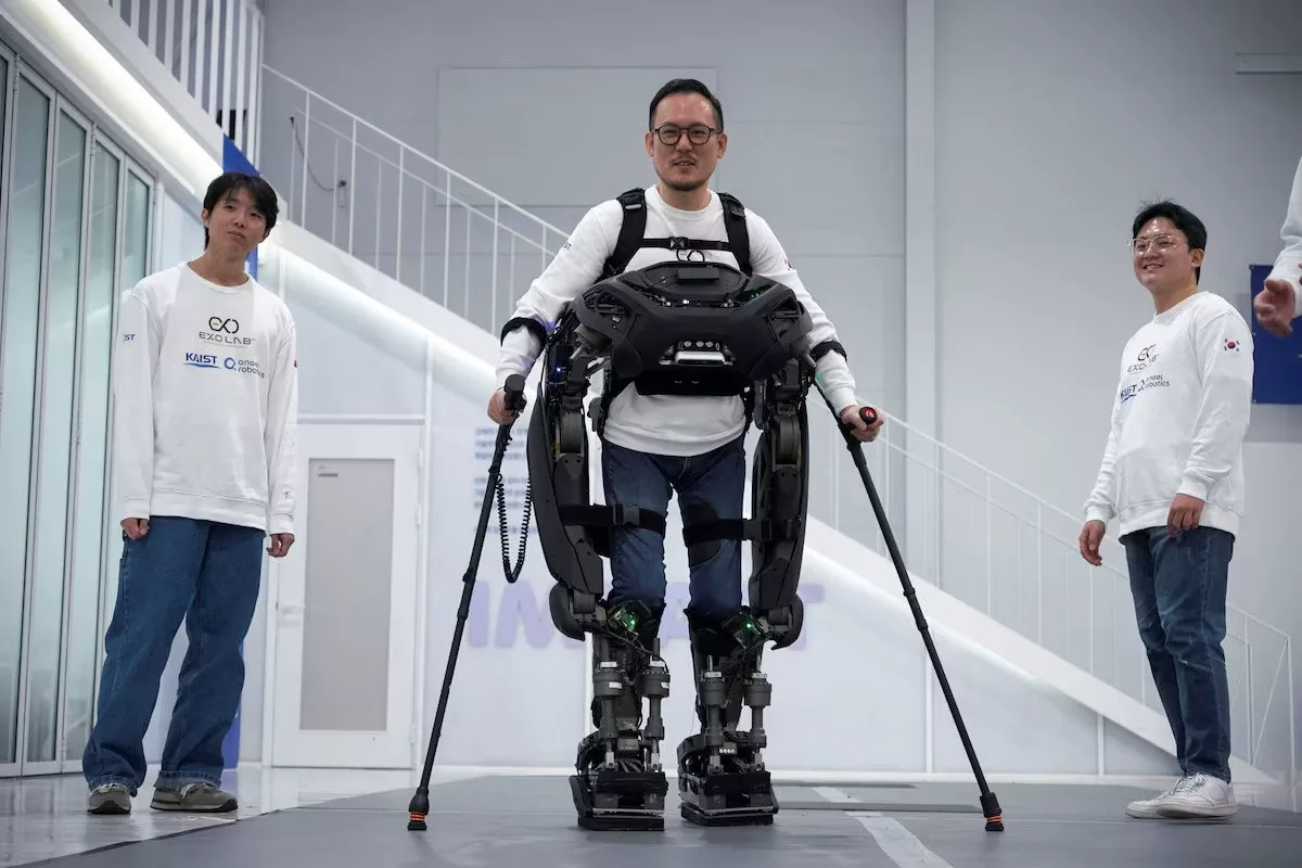 robot-walkon-paraplegics-assistanc | معرفی ربات «مرد آهنی»؛ فناوری جدیدی که به افراد فلج اجازه راه رفتن می‌دهد [تماشا کنید]