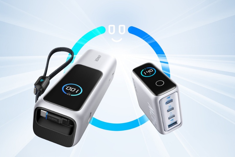 432488-anker-wall-charger-140w-power-bank-retractable-cables-ces2025 | آداپتور ۱۴۰ واتی و پاوربانک ۲۵٬۰۰۰ میلی‌آمپرساعتی انکر مدت‌زمان باقی‌مانده تا شارژ کامل را نشان می‌دهند