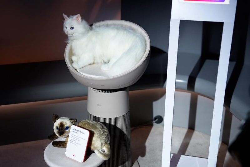 432581-lg-aero-cat-tower-ces2025 | درخت گربه ال‌جی هم‌زمان نقش دستگاه تصفیه هوا را هم بازی می‌کند!