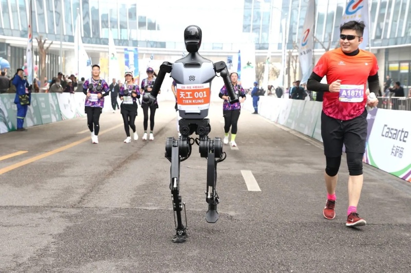 433900-china-human-robot-race-marathon | برای اولین‌بار در دنیا؛ چین مسابقه دو بین انسان و ربات برگزار می‌کند