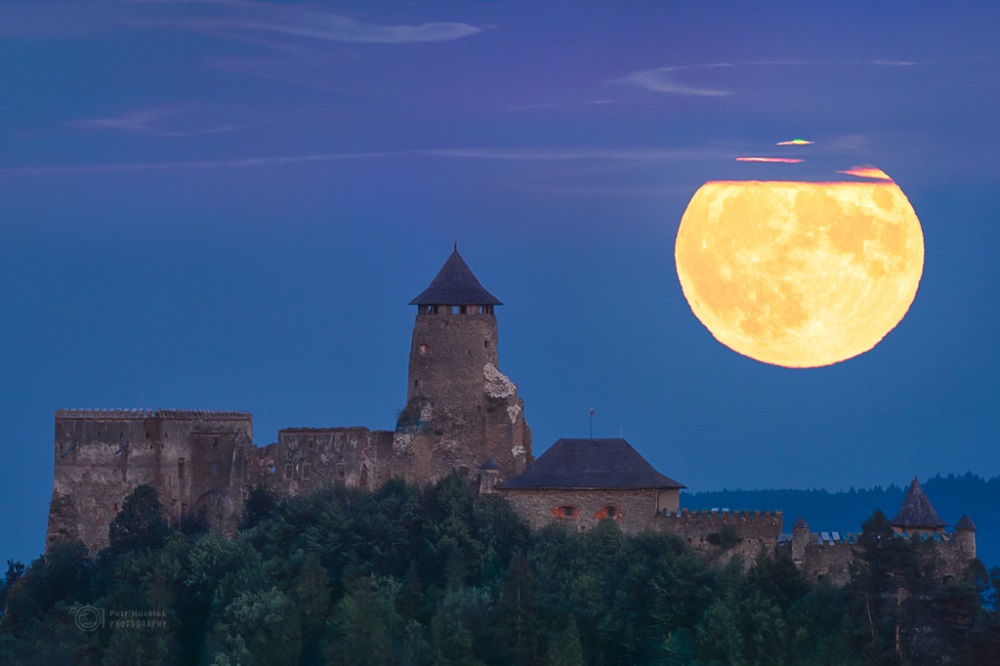 astronomy-picture-of-the-day-super-moo | تصویر روز ناسا: ابَرماه بر فراز  قلعه‌‌های باشکوه کشور اسلواکی